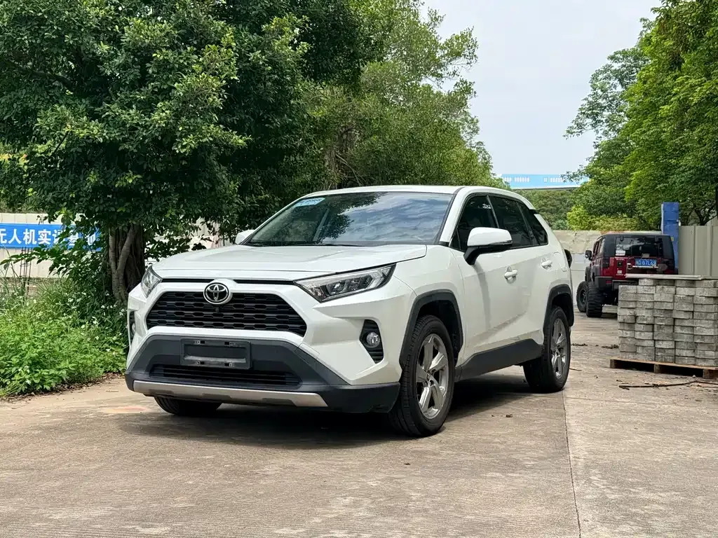 Toyota RAV4 — фото 1