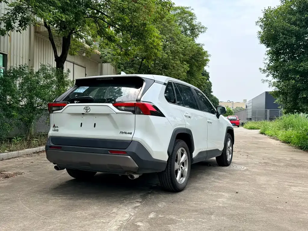 Toyota RAV4 — фото 7