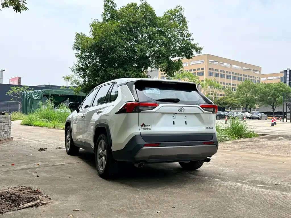 Toyota RAV4 — фото 5