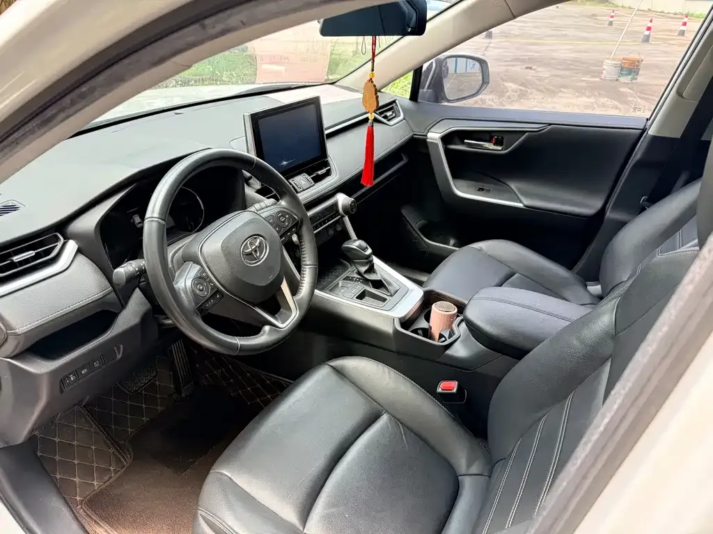 Toyota RAV4 — фото 2