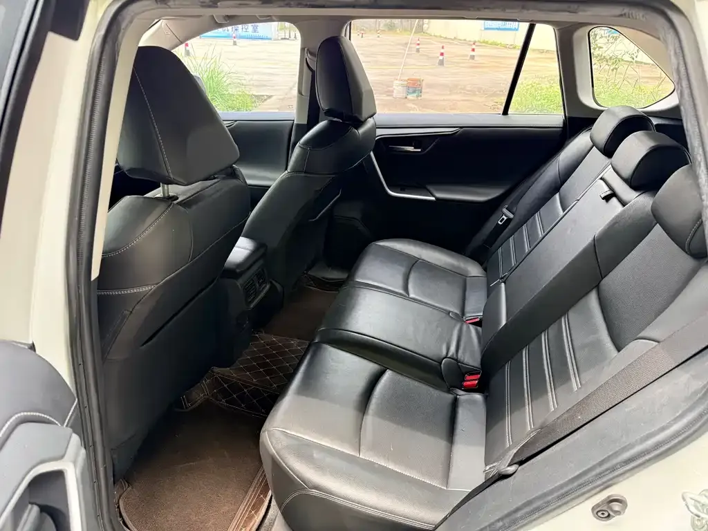 Toyota RAV4 — фото 6