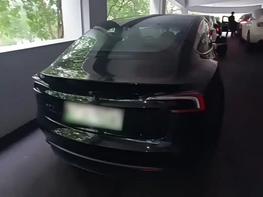 Tesla Model 3 — фото 9