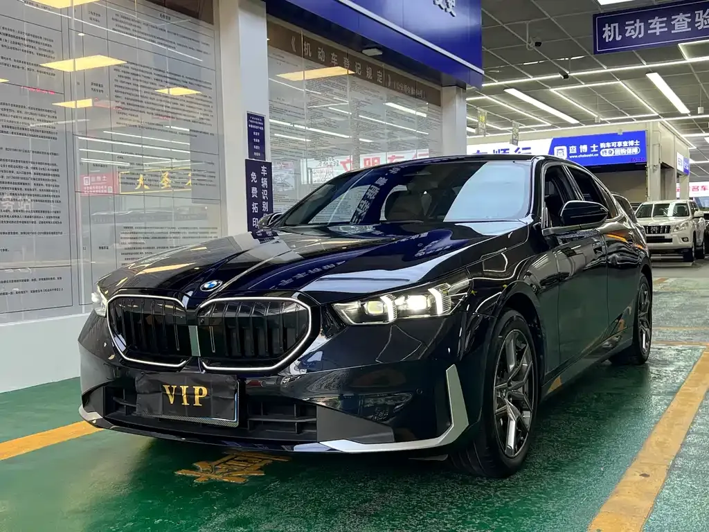BMW 5 Series — фото 1