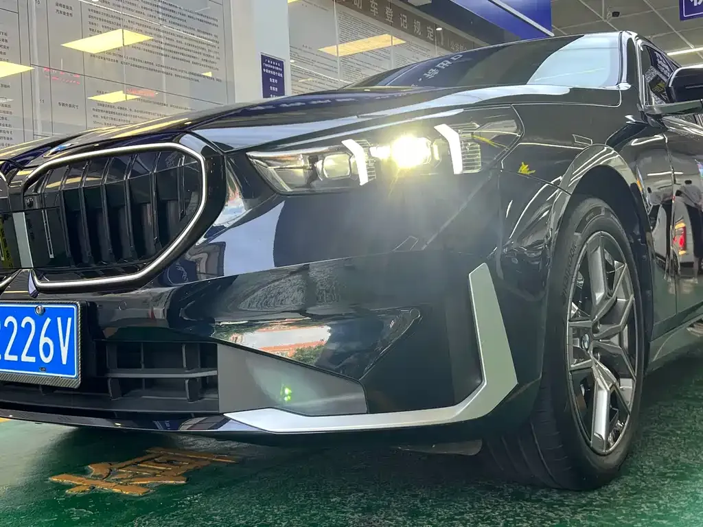 BMW 5 Series — фото 2