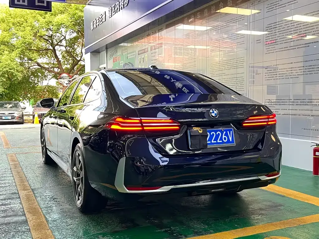 BMW 5 Series — фото 10
