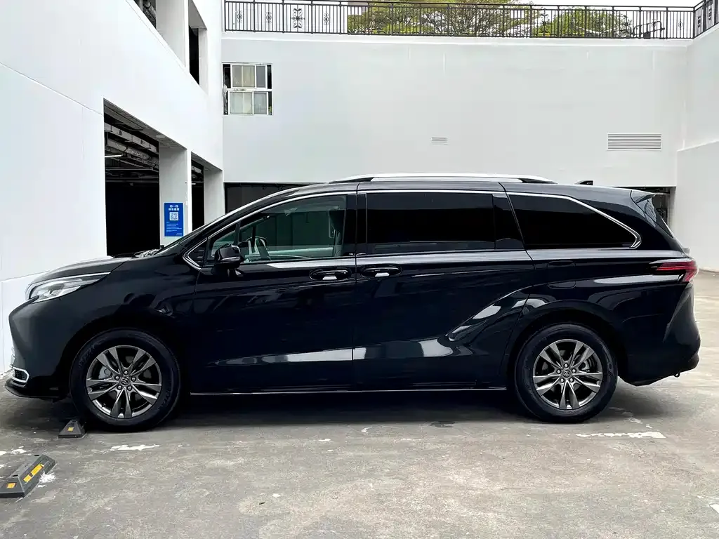 Toyota Sienna — фото 9