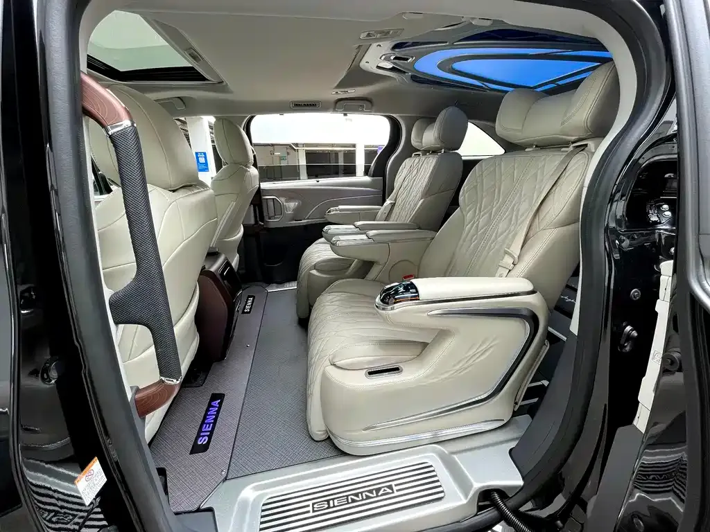 Toyota Sienna — фото 7