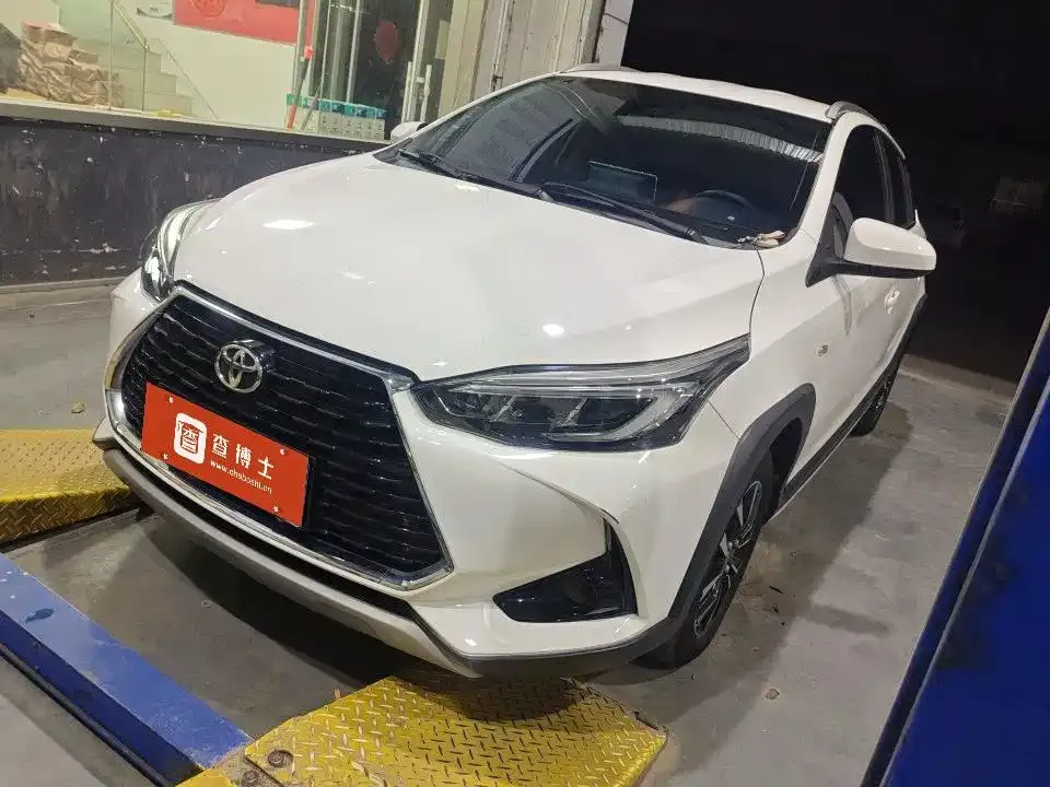 Toyota Yaris L — фото 1