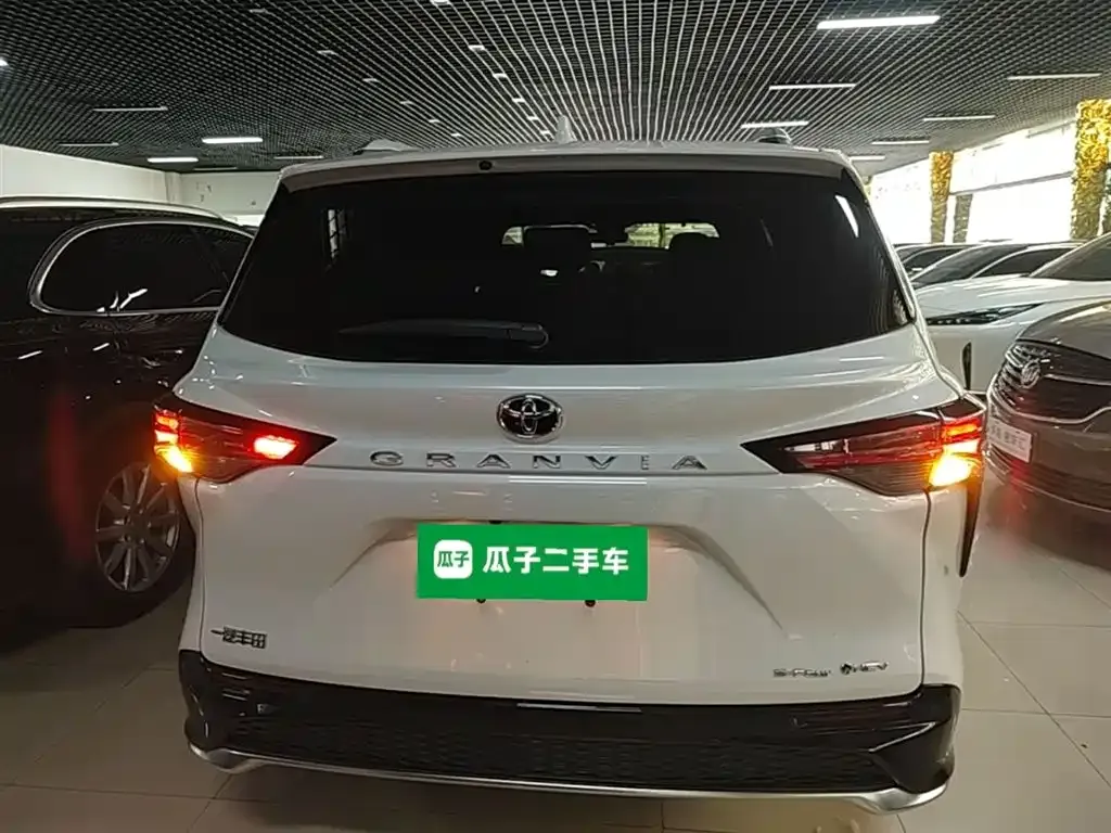Toyota Granvia — фото 8