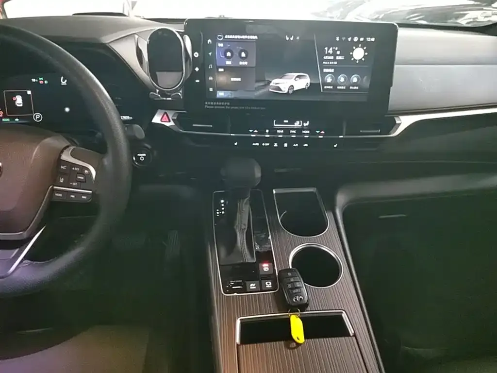 Toyota Granvia — фото 2