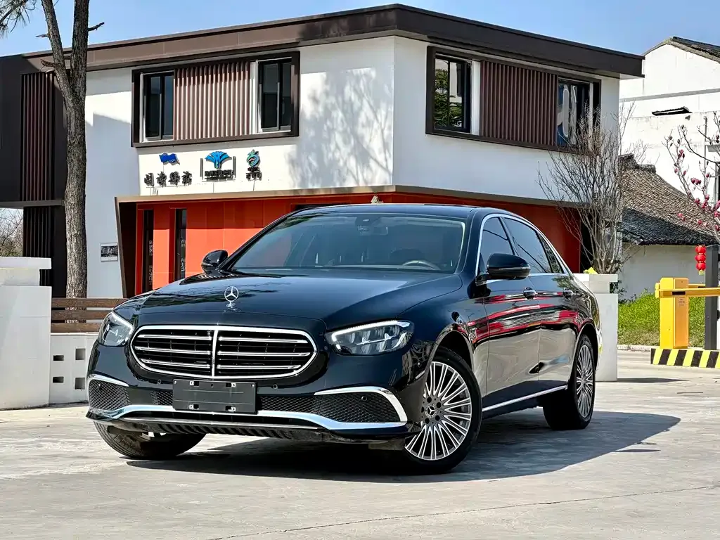 Mercedes-Benz E-Class — фото 1