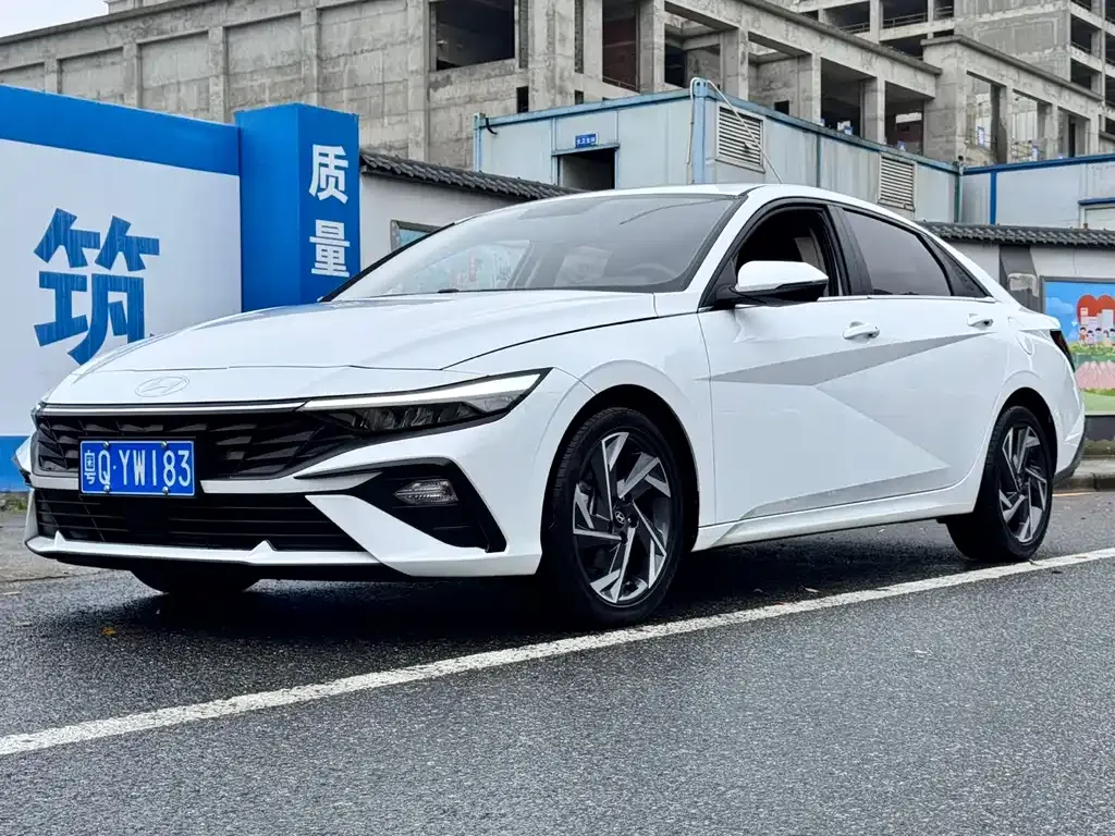 Hyundai Elantra — фото 1