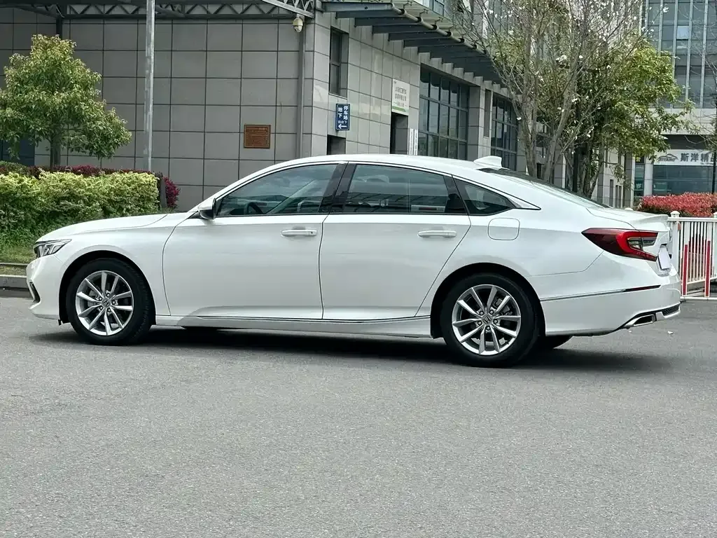 Honda Accord — фото 9