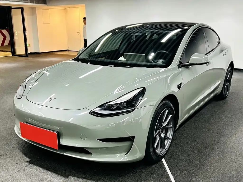 Tesla Model 3 — фото 1