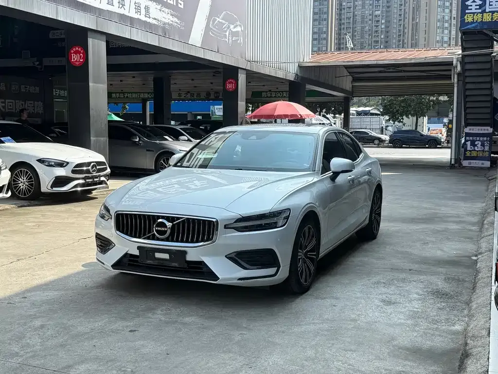 Volvo S60 — фото 1