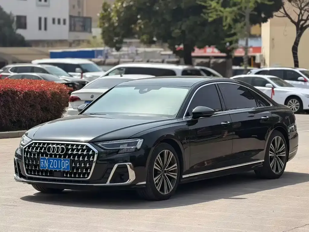 Audi A8 — фото 1