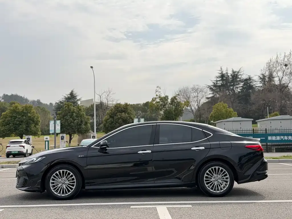 Toyota Camry — фото 4