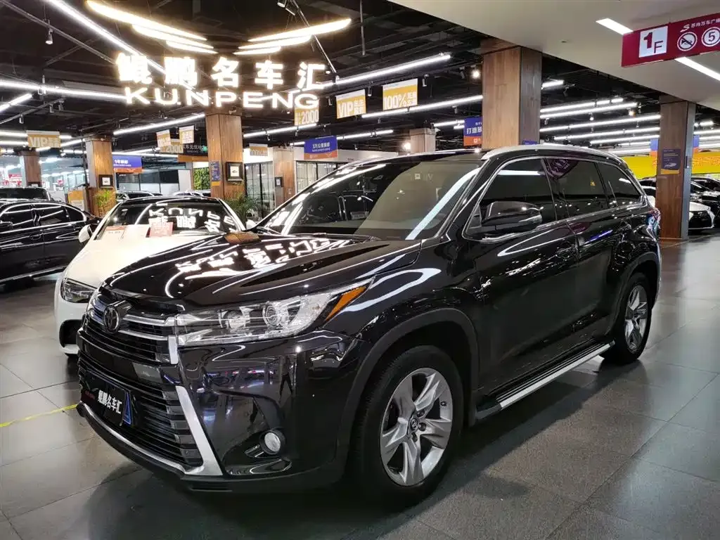 Toyota Highlander — фото 1