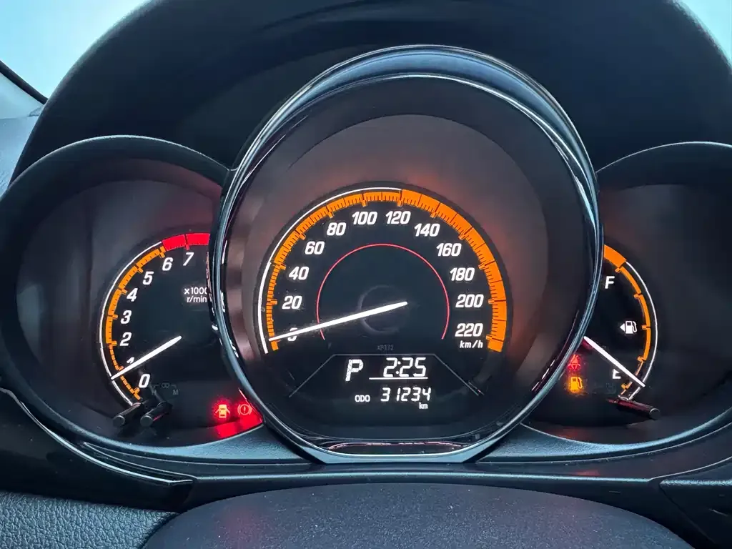 Toyota Yaris L — фото 8