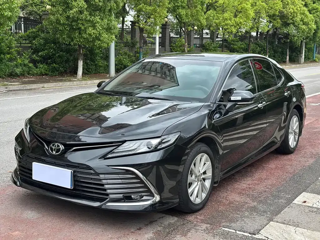 Toyota Camry — фото 1