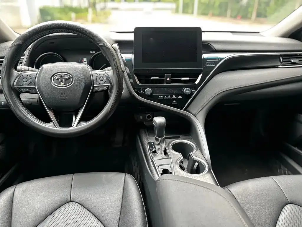 Toyota Camry — фото 2
