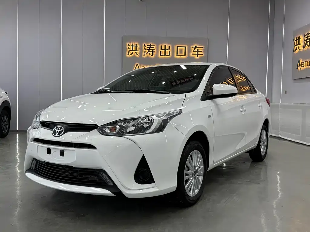 Toyota Yaris L — фото 1