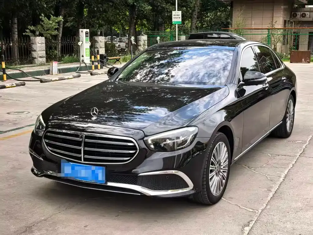 Mercedes-Benz E-Class — фото 1