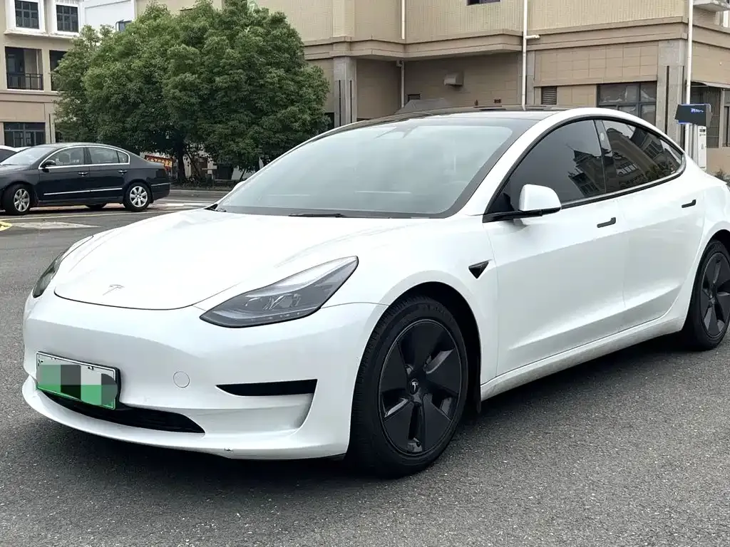 Tesla Model 3 — фото 1