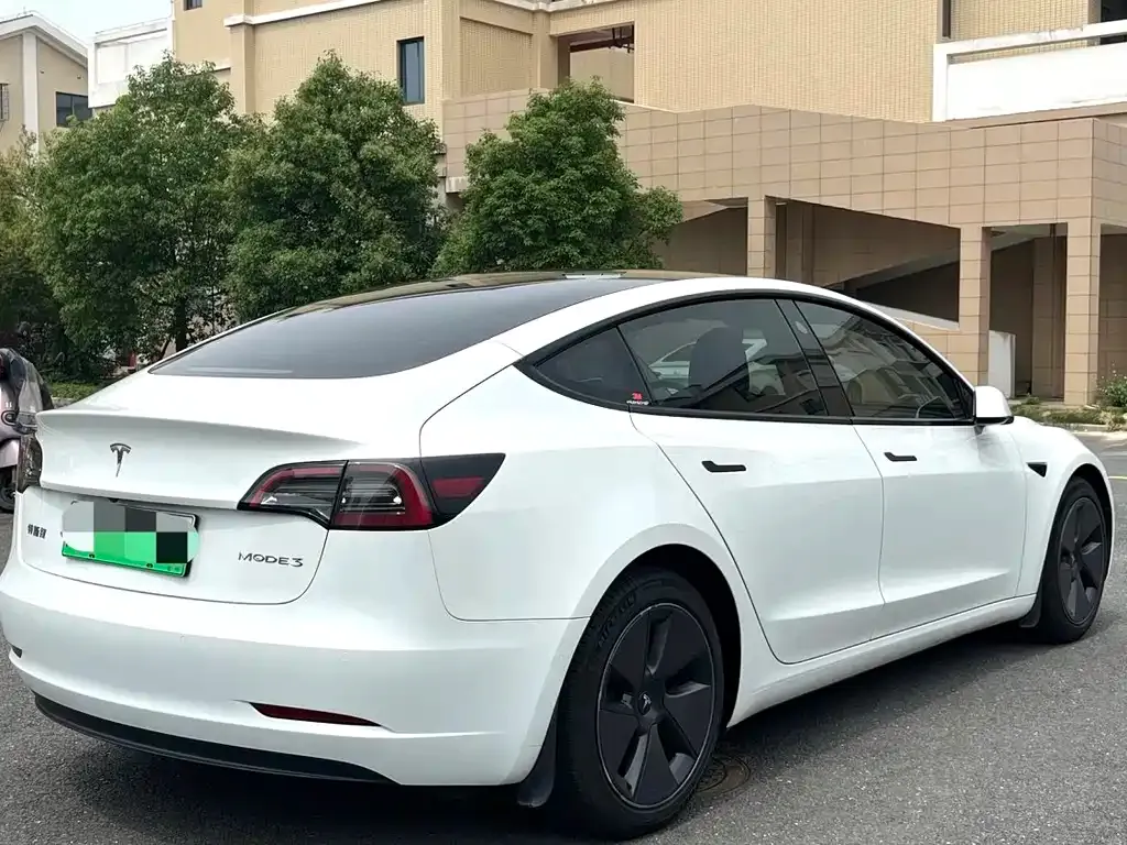 Tesla Model 3 — фото 9