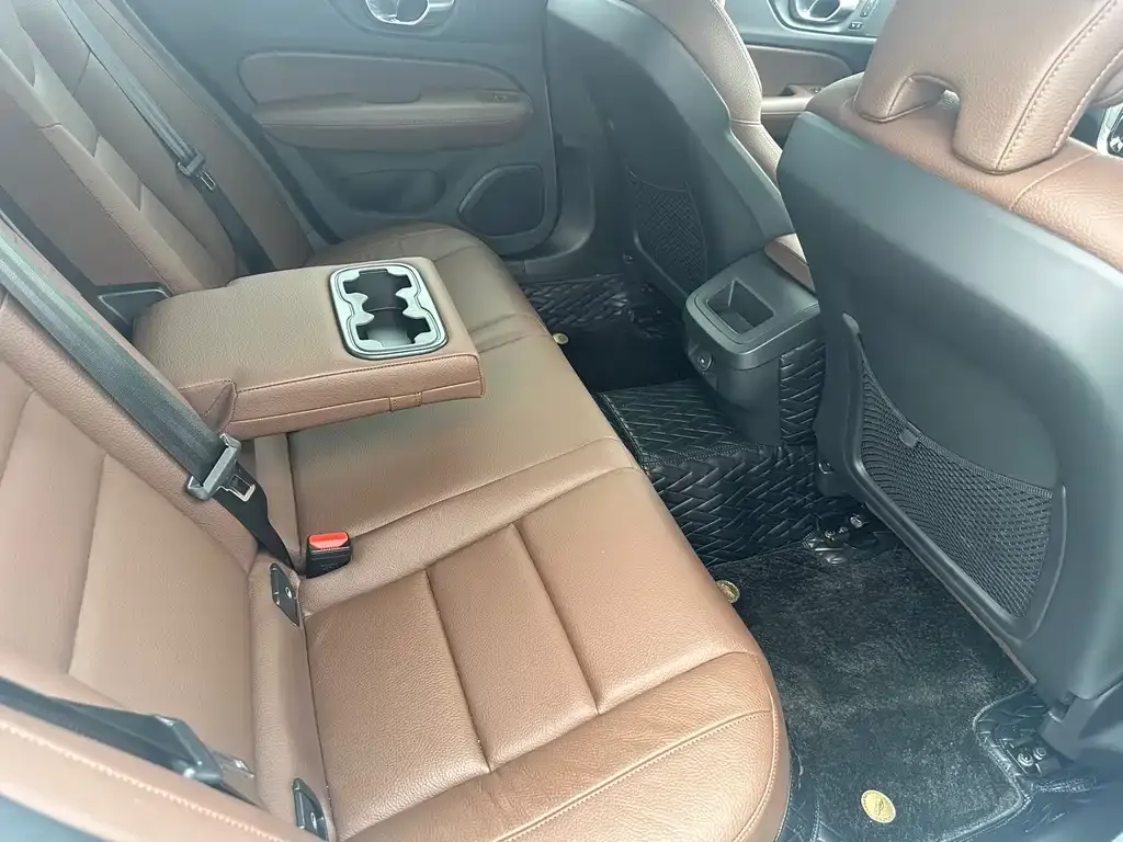 Volvo S60 — фото 10