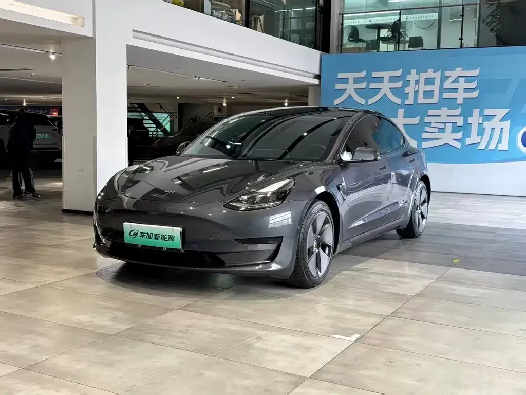 Tesla Model 3 — фото 1