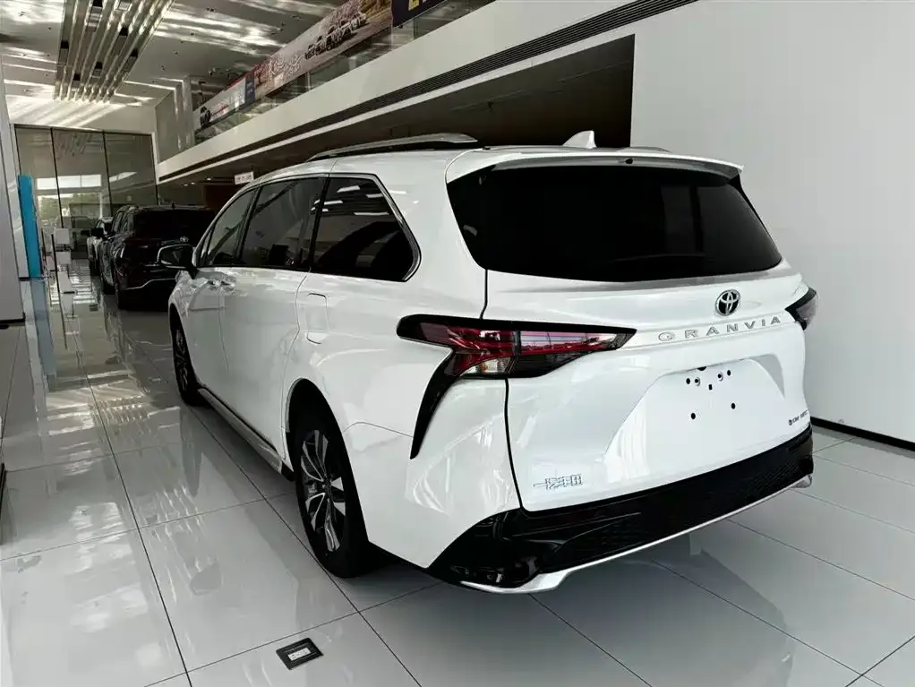 Toyota Granvia — фото 10
