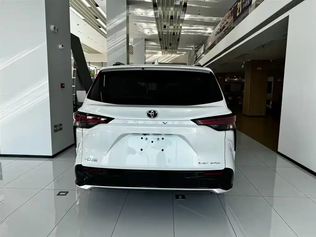 Toyota Granvia — фото 3