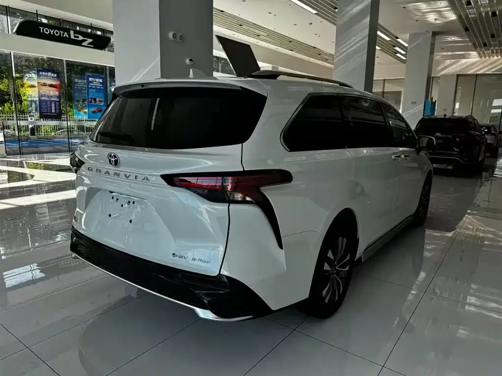 Toyota Granvia — фото 6