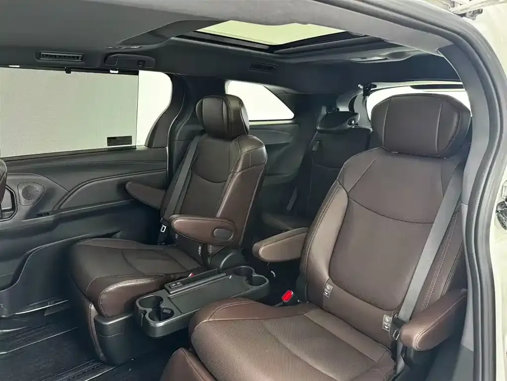 Toyota Granvia — фото 2