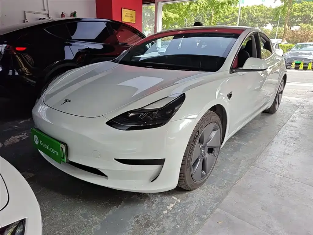 Tesla Model 3 — фото 1