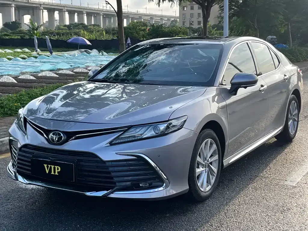 Toyota Camry — фото 1