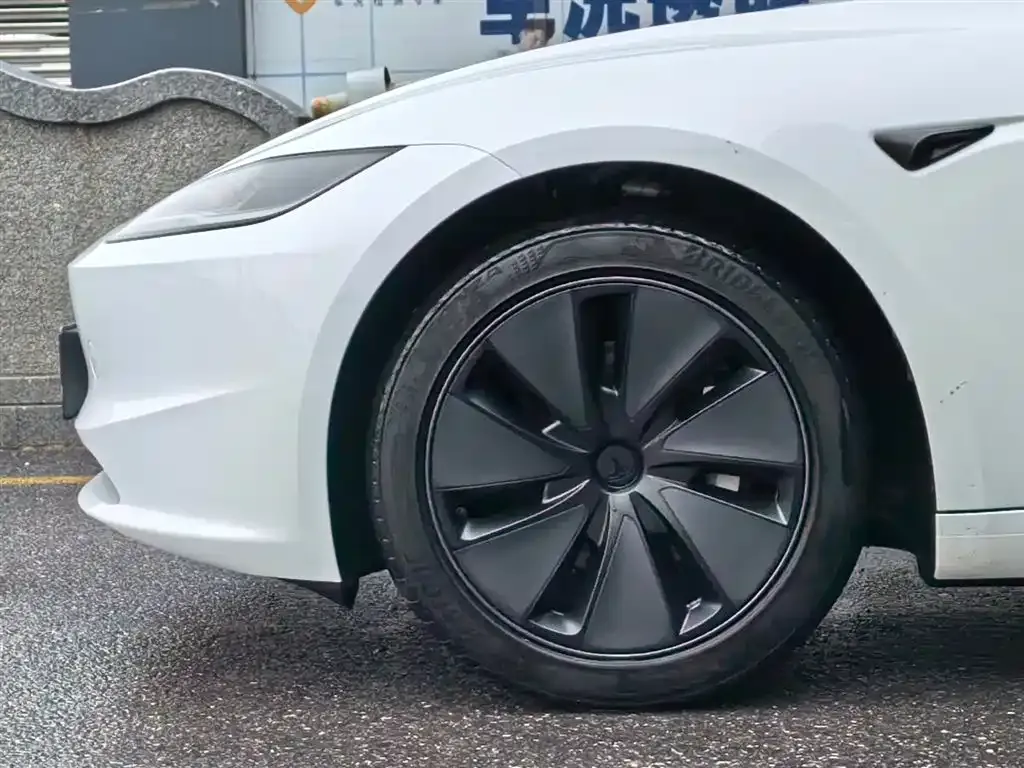 Tesla Model 3 — фото 10