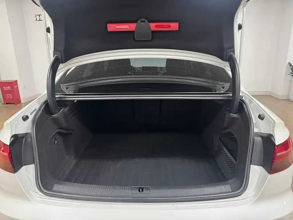 Audi A4L 2022 из CN, фото 4