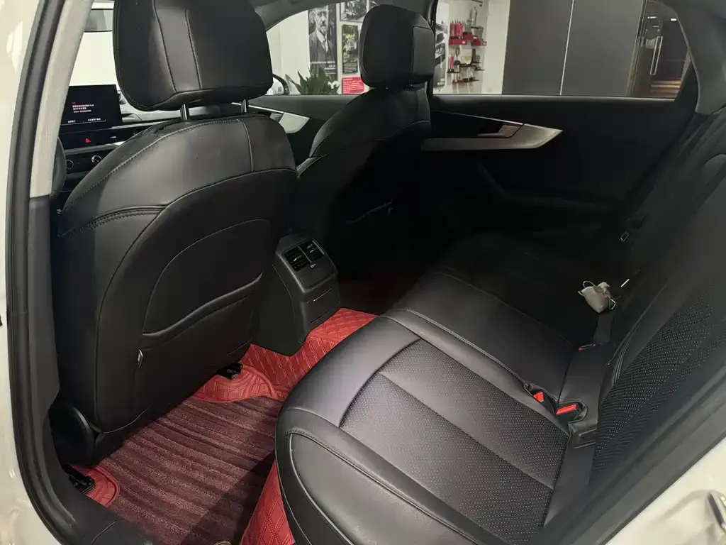 Audi A4L 2022 из CN, фото 7