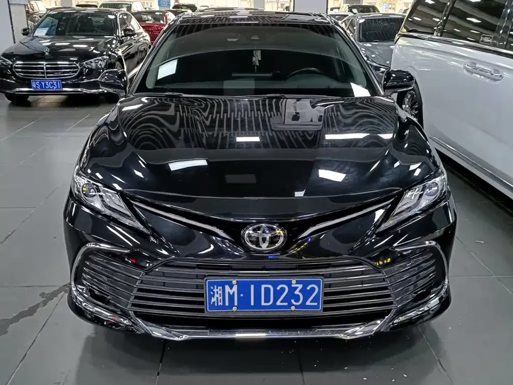 Toyota Camry — фото 1