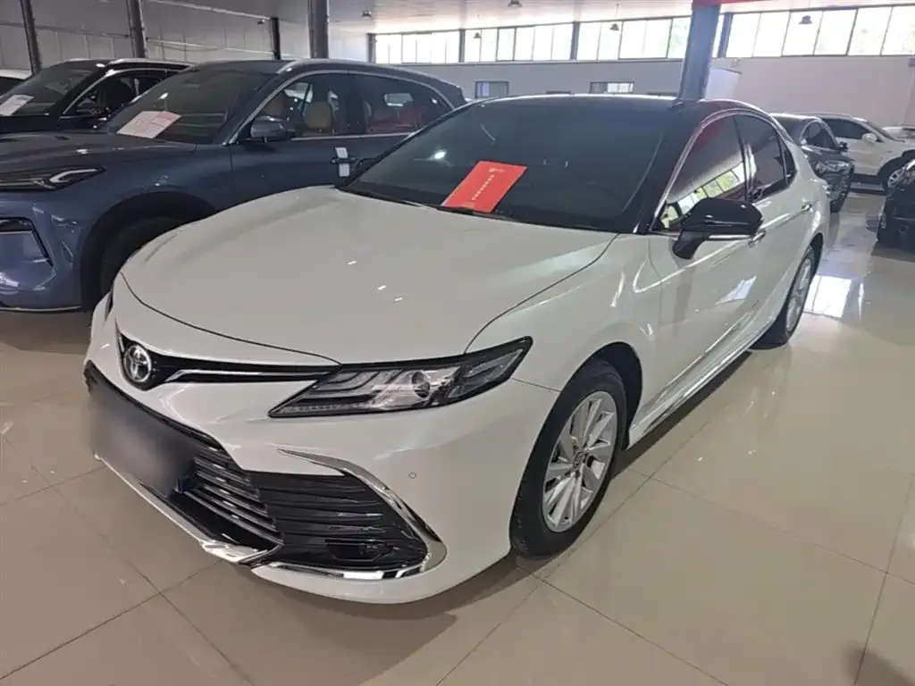 Toyota Camry — фото 1