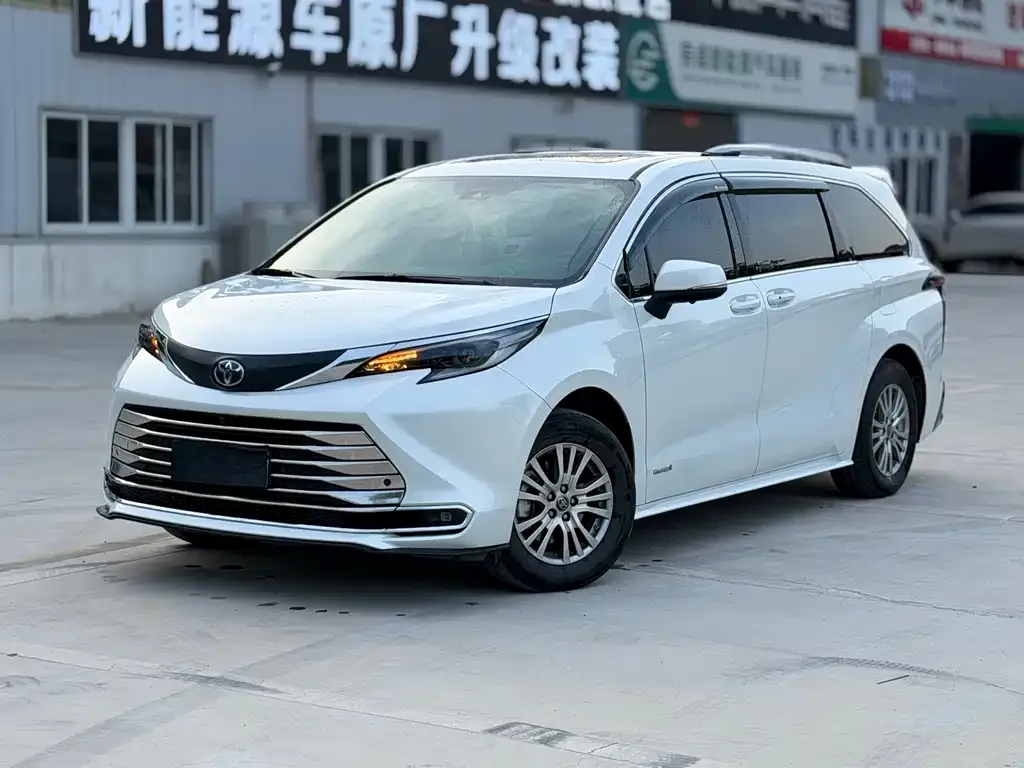 Toyota Sienna — фото 1