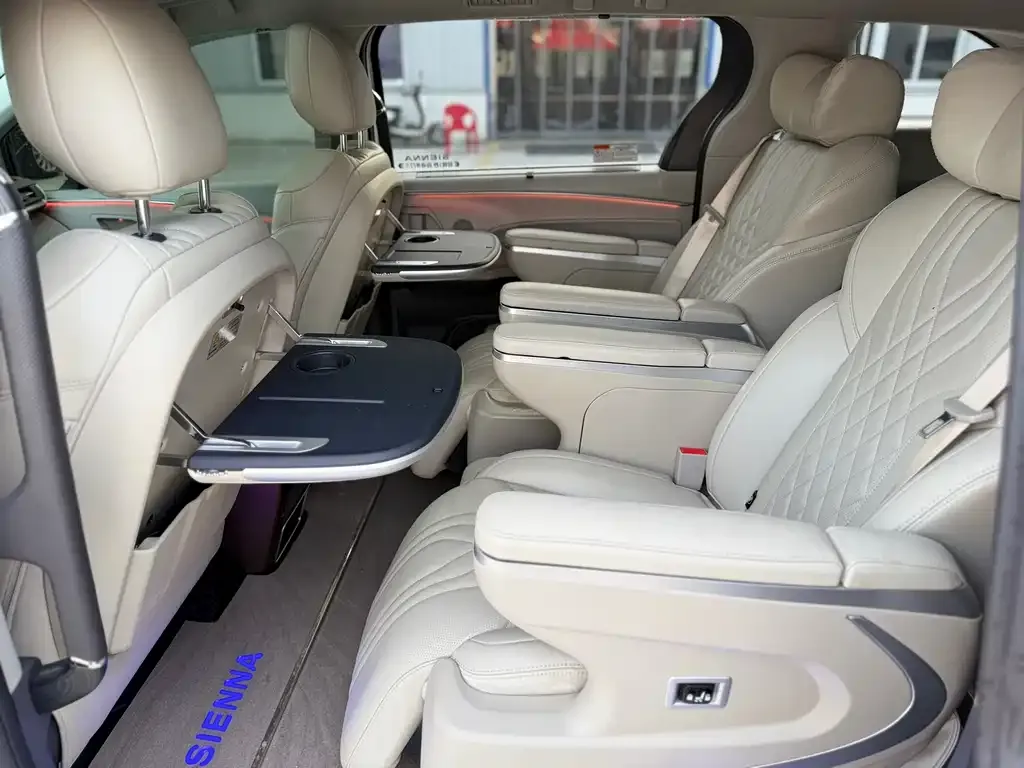 Toyota Sienna — фото 2