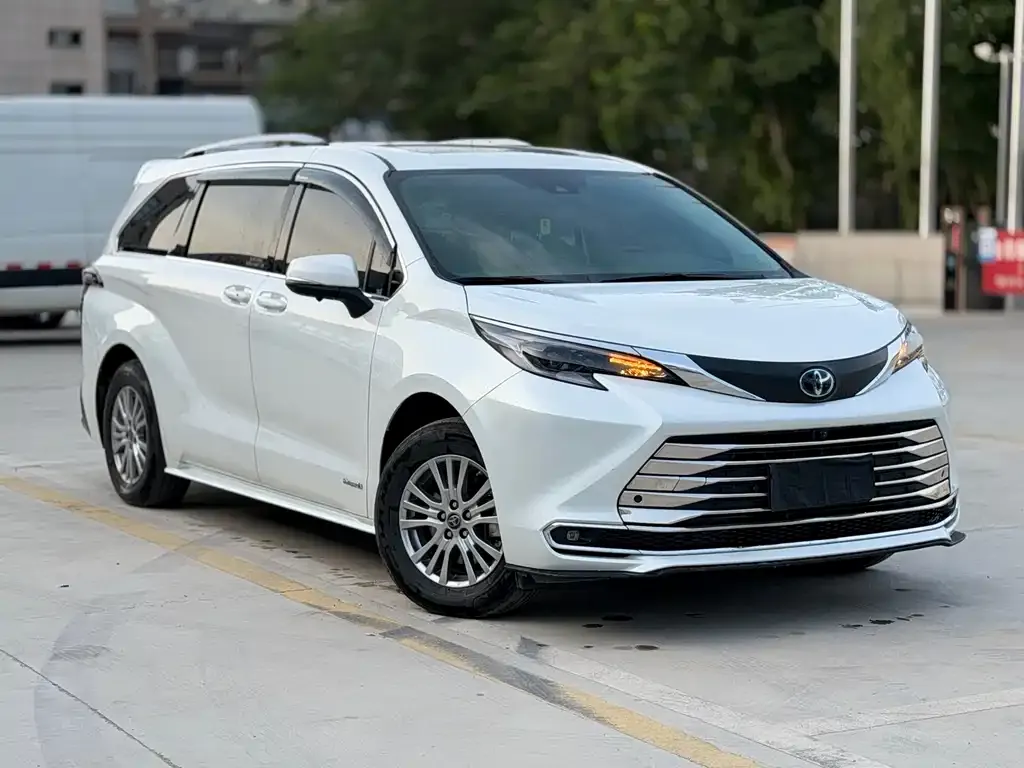 Toyota Sienna — фото 3