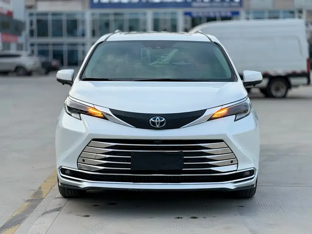 Toyota Sienna — фото 10