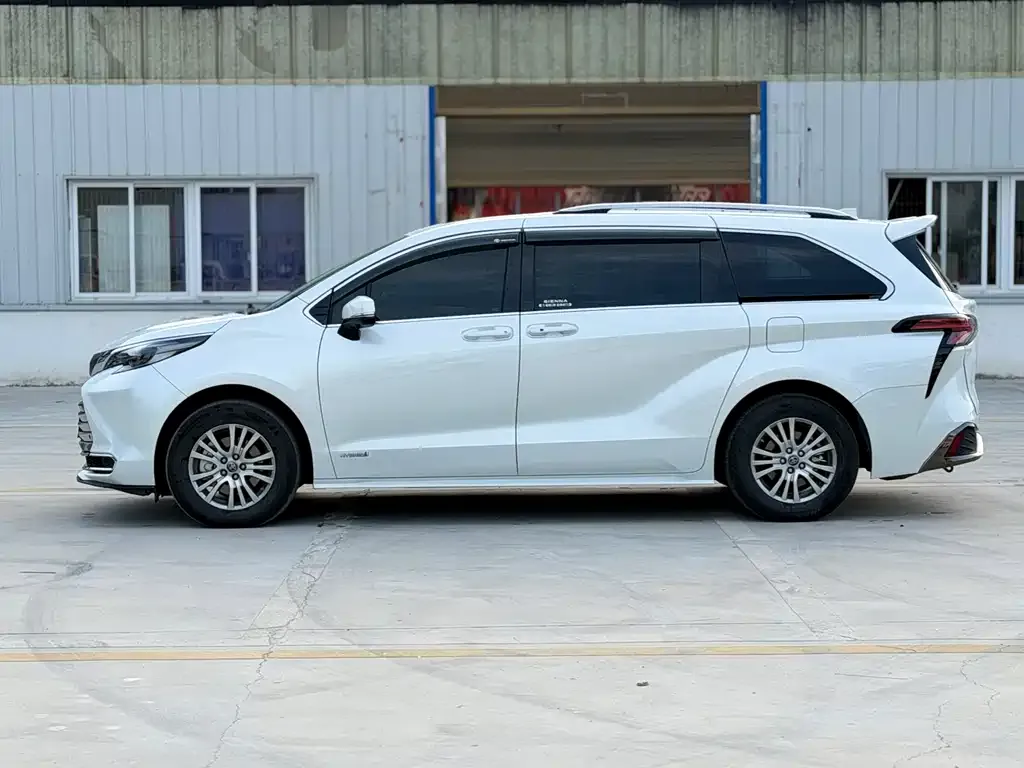 Toyota Sienna — фото 7