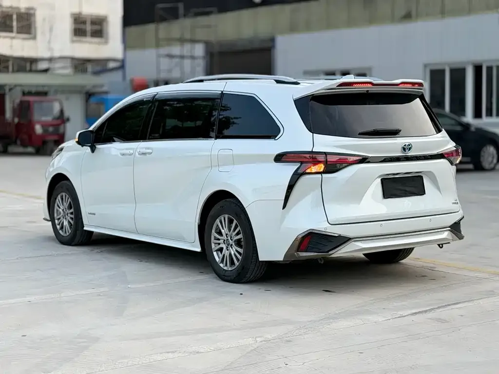 Toyota Sienna — фото 8