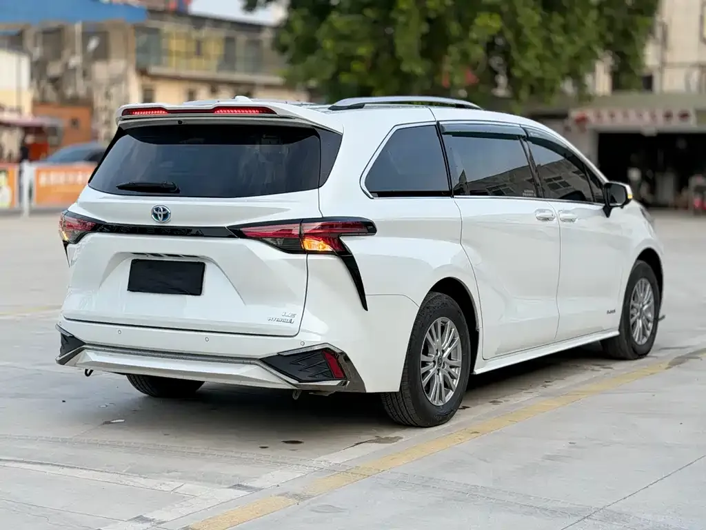 Toyota Sienna — фото 9