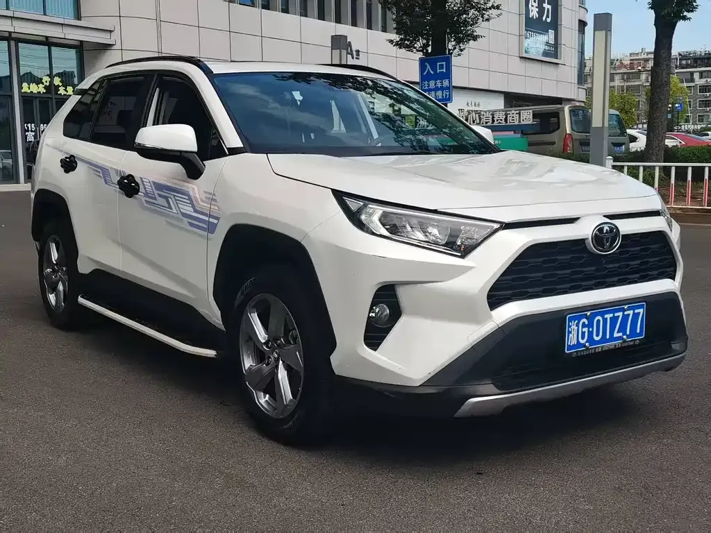 Toyota RAV4 — фото 10